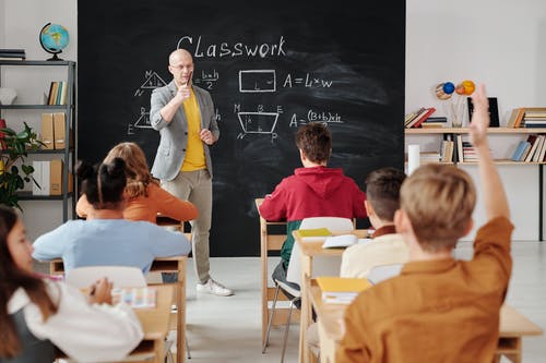 Scuola: lo sportello d’ascolto, la consulenza a insegnanti e genitori, le serate-genitori