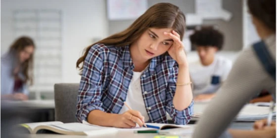 AIUTARE BAMBINI E RAGAZZI NELLO STUDIO. I metodi per organizzare le attività di studio. Le strategie di intervento. I ruoli degli operatori coinvolti